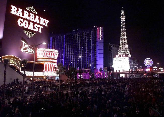 New Years revelers jam the Las Vegas Strip near Flamingo Road January 1, 2000. An estimated 300,000 people are believed to have come to celebrate the New Year in Las Vegas. 